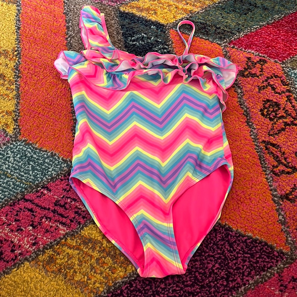 Super fun and vibrant one pice swim suit in excellent condition!
